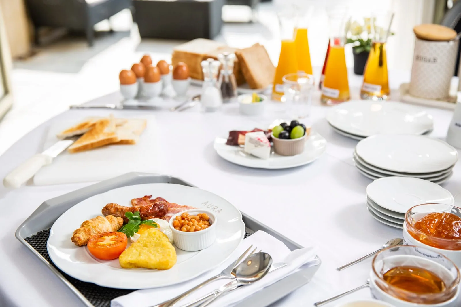 Breakfast being served at Kings Lodge